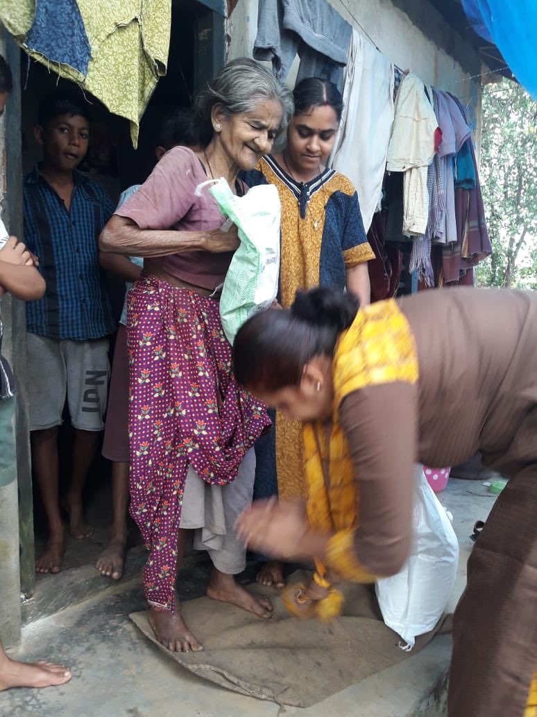 ssssoindia's tweet photo. #LoveinAction #SSSSOIndia Grocery kits and basic clothes for 2 weeks being packed and distributed to people returning home after floods in Patthanamthitta and other parts of Kerala,more than 5000 distributed #KeralaFloodRelief #AfterReturn #LoveAllServeAll https://t.co/i42DiQTnx5