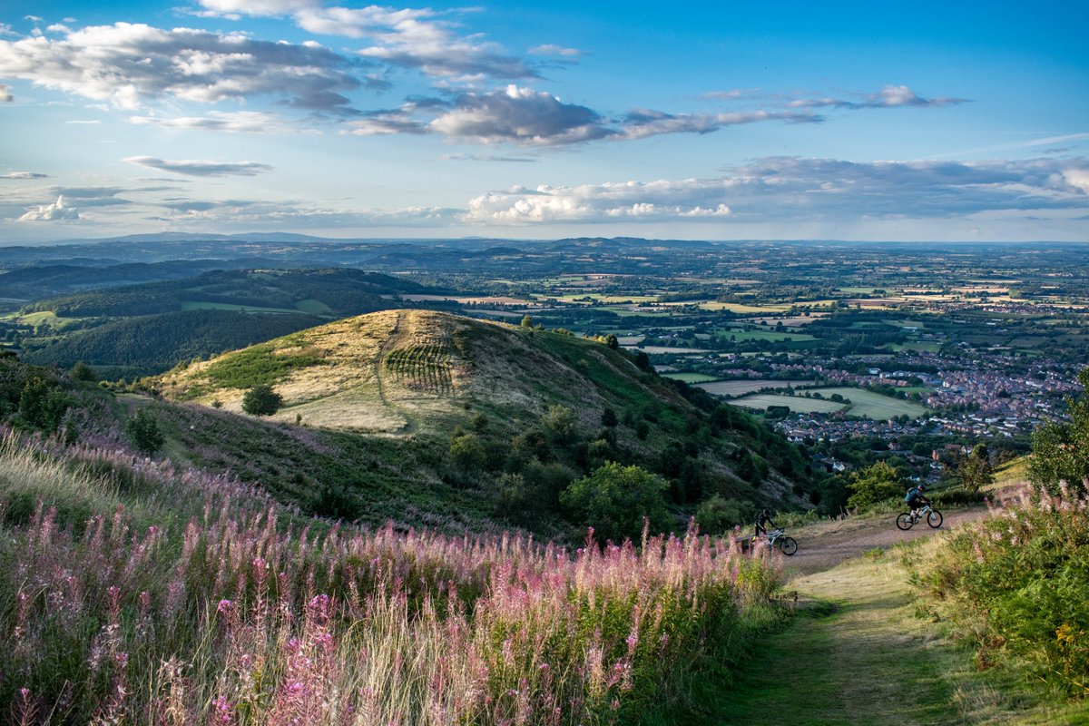 VideosSky's tweet photo. A view of Table Hill, taken from North Hill on Saturday. @malvernlocal @MalvernGazette @MHAONB @malverntic @worcpic https://t.co/bcqXpeTf7C