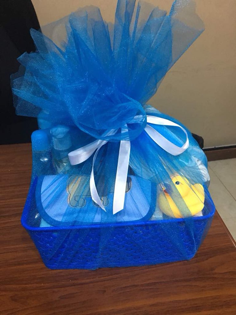 Arammaaa's tweet photo. Hi guys! My friend runs a souvenir and gifts startup called Atchedzi_gh. Follow her on Instagram and hit her up for all your wedding gifts needs, layettes, party gifts and favours. Call 0504603600/0201749360 to make your orders. https://t.co/UJFjcrEcM0