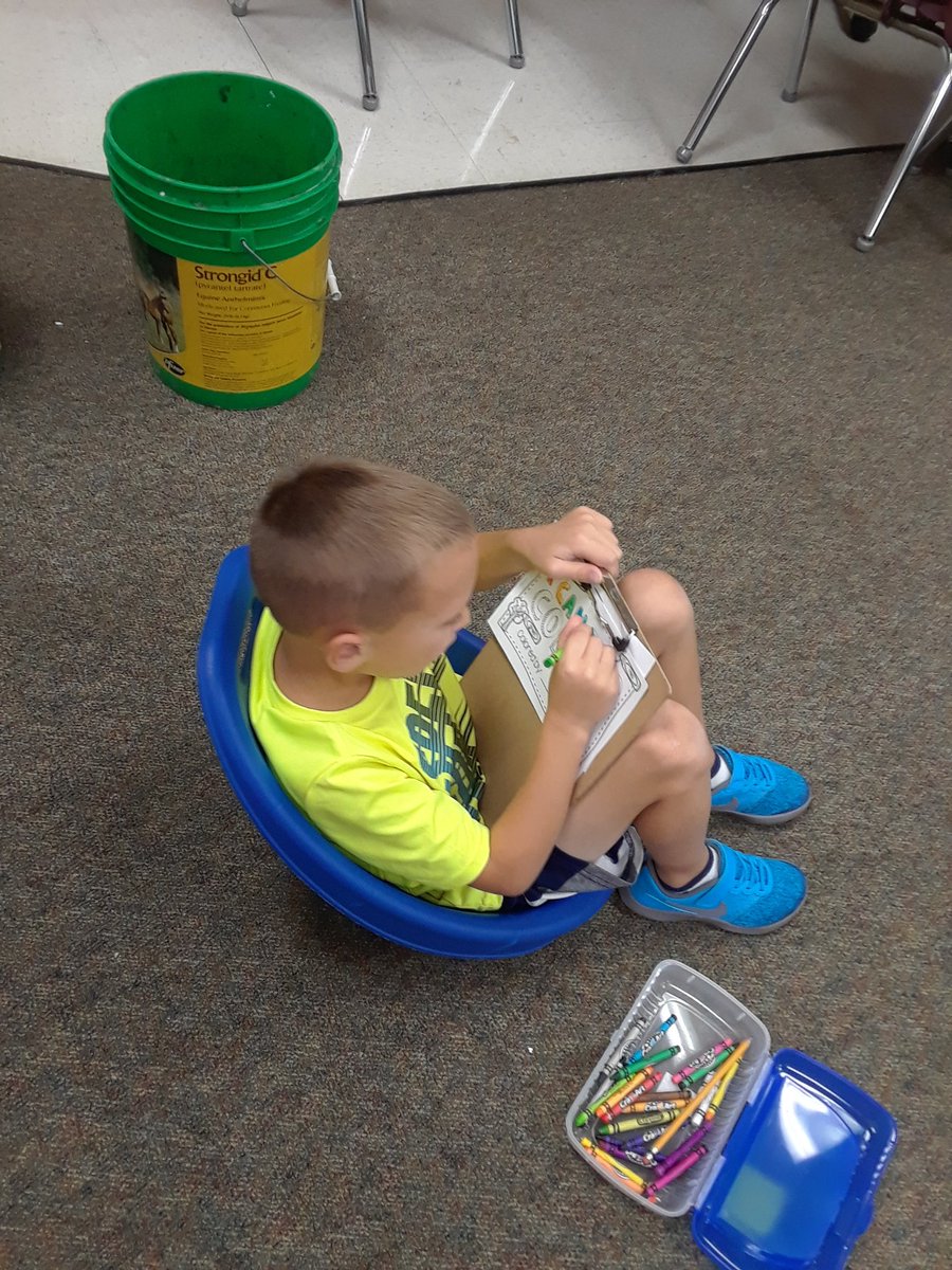 HimesRoxy's tweet photo. Working on new books for our book tubs while enjoying flexible seating! #skyline1819 #SSD200 https://t.co/RcCN0b4gQH