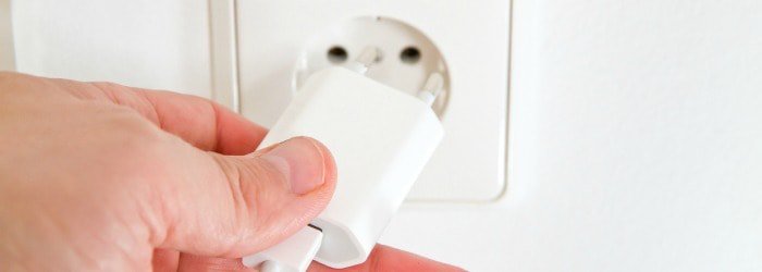 osb_france's tweet photo. Le geste éco' 📍 
Un chargeur non relié à un appareil et laissé branché à une prise de courant consomme de l’électricité. N'oubliez pas de le débrancher ! @energiedicisas #ecogestes #environnement #consommation #electricité #energie #smartbuilding https://t.co/CrURqpXi2v