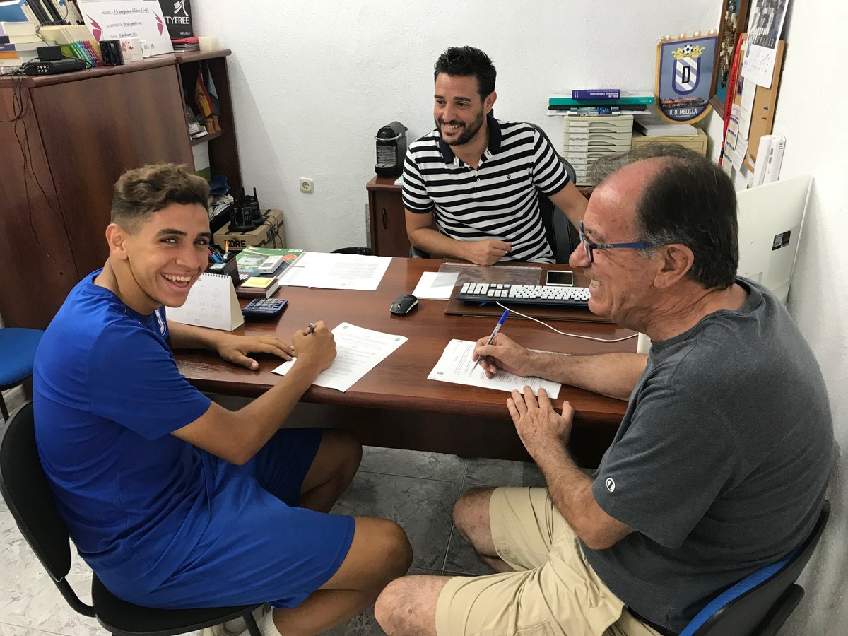 melillaesdeport's tweet photo. ⚽️🚨✒️ Los juveniles @mizzziansantan1 y @RamonCuadrado8 se unen a @Javiierb7 como futbolistas de la @UDMelilla 

✅ @Luis__Carrion da el visto bueno: entrenarán con el primer equipo y jugarán en el @C_F_RUSADIR 

➡️ https://t.co/CCCnFQk2XD https://t.co/r8ykEPXcnV