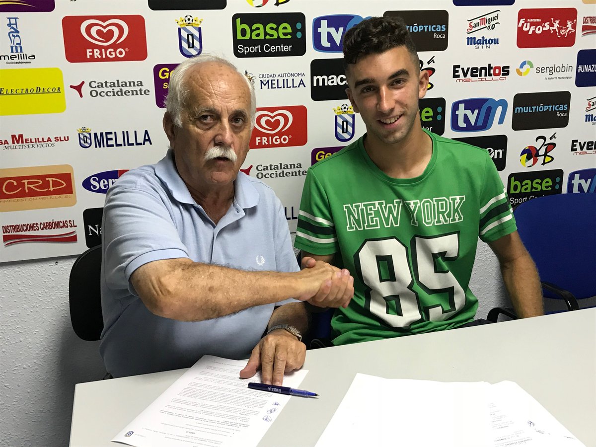 melillaesdeport's tweet photo. ⚽️🚨✒️ Los juveniles @mizzziansantan1 y @RamonCuadrado8 se unen a @Javiierb7 como futbolistas de la @UDMelilla 

✅ @Luis__Carrion da el visto bueno: entrenarán con el primer equipo y jugarán en el @C_F_RUSADIR 

➡️ https://t.co/CCCnFQk2XD https://t.co/r8ykEPXcnV