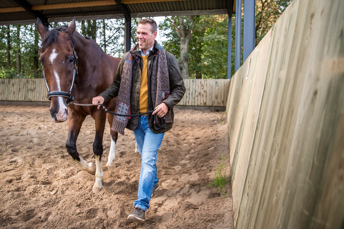 NoordLimburgBiz's tweet image. Onze fotoshoots voor de rubriek De stijl van worden steeds leuker! Gisteren ging Bart Derkx van #LogisticForce op de foto met zijn paard. Welke outfits Marie-Jose Korsten @MJ_FGE voor hem heeft uitgekozen zie je in onze septembereditie. Met dank aan #JansenNoy en @Egla_photo