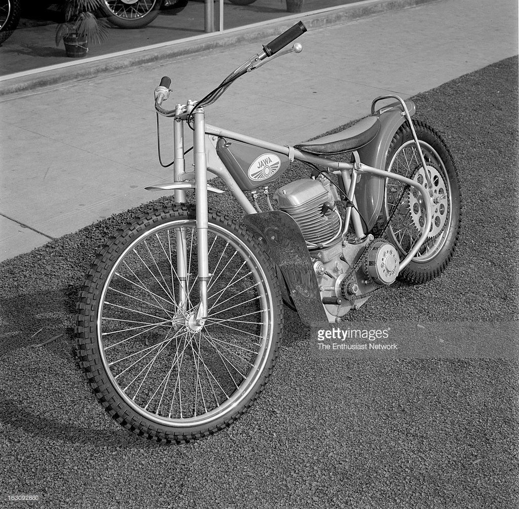 UprightSpeedway's tweet photo. Don't forget that today isn't Monday, it's #TwoValveTuesday. I'll leave this here to remind you #YoureWelcome 😉 https://t.co/ugKvTvQxyn
