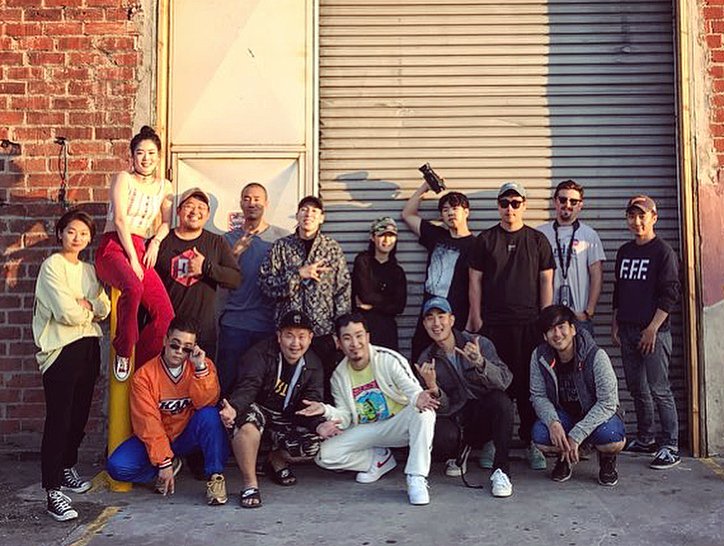 AOMGTH's tweet photo. [IG] pumkin2k: 180828 ดีเจพัมคิ้นโพสต์ภาพกับ Ugly Duck และทีมงานในกองบถ่าย MV เพลง Sugar (Puff Daehee Mix) ค่ะ

https://t.co/uuCaYykRRx

#AOMG #DjPumkin #UglyDuck #어글리덕 https://t.co/iDpbbnEvSh