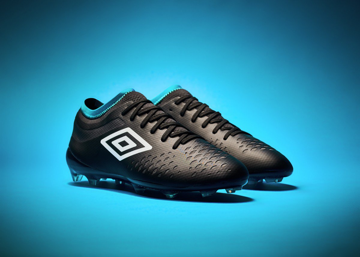UmbroIberia's tweet photo. Lo que estás viendo no es un #OVNI, es la nueva creación de @Umbro. Combina el estilo clásico con un toque de color en las nuevas #VelocitaIV Black, White &amp; Caribbean Sea
Descúbrelas en ➡️ https://t.co/VocxvkHgf8

#UmbroIberia #BotasdeFútbol #UFO #UnbelievablyFastObjects https://t.co/4WGxKbU7Vn