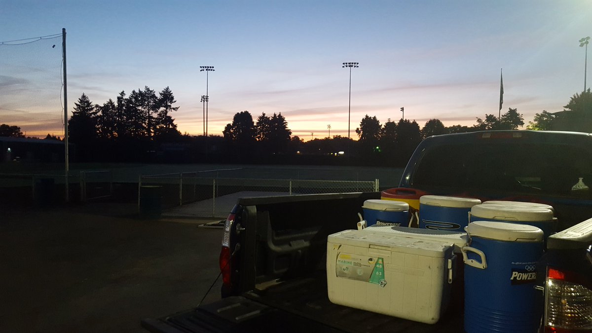 SeanMcKillip's tweet photo. Sunrises at Borleske Stadium are just as good as the sunsets! #BurgerWeek2018 🍔🌭🤠 #WallaWallaFair https://t.co/YSdfRfuVuX
