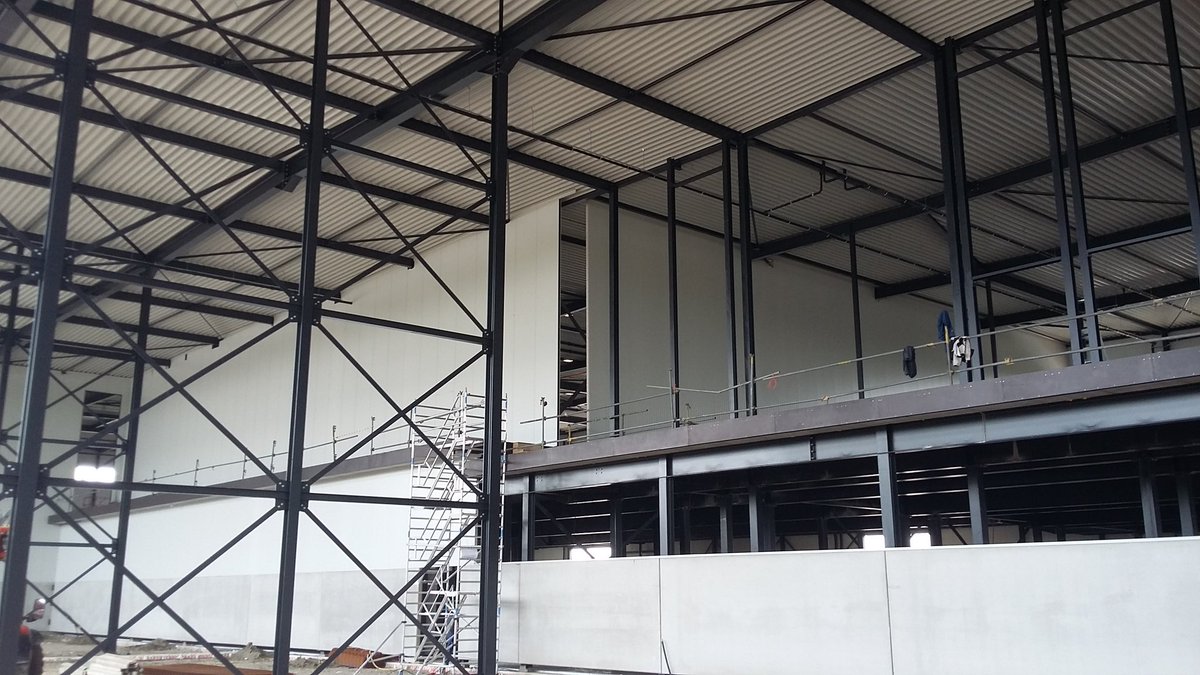 wouter_pasman83's tweet photo. Het doosje voor nieuwbouw MSP is bijna dicht! Binnen drukte met voorbereidingen voor het storten van alle vloeren en plaatsen binnenwanden @FraanjeBouw @CladdingBV https://t.co/u1C9S3OYyc
