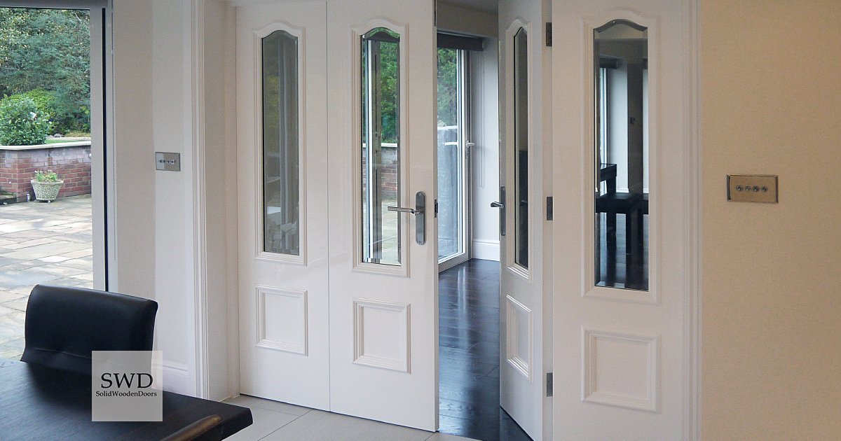 SWD supplied and fitted this stunning bi-folding door with two panels and curved beading at the top. The high gloss finish and modern style levers gave a contemporary twist to an otherwise classic door.
#swdsolidwoodendoors #bifoldingdoor #classicdoor #design #TuesdayMotivation