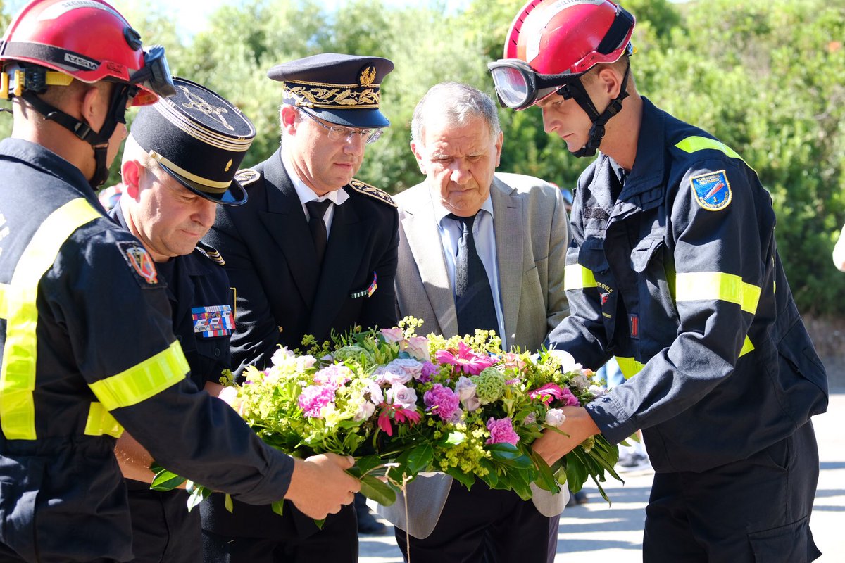 riisc_7's tweet image. #Hommage au sergent NAUDE, mort au feu le 28 août 1989 sur la commune de Saint-Florent. Son courage, son dévouement et son sacrifice sont ainsi mis à l’honneur en présence de sa famille et de ses frères d’armes. Nous ne l’oublions pas.  #FiersDeNosSapeurs  #uiisc5 #ForMiSc