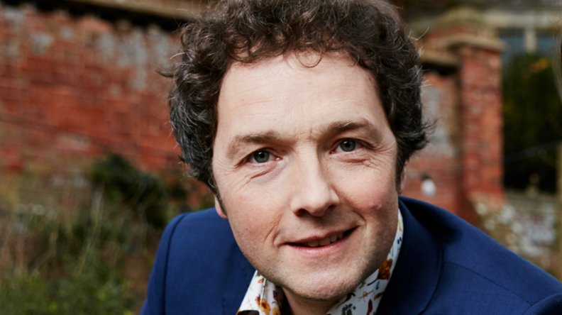 We're delighted to announce that Chris Addison will be presenting La traviata: Behind the Curtain for Glyndebourne Tour this autumn. Find out more here: glyndebourne.com/discover/news-…