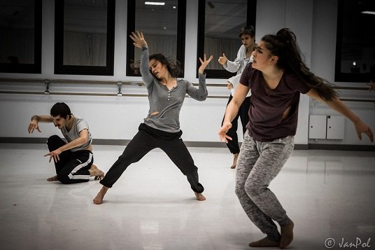 La compagnie Dantzaz est une révélation du panorama de la danse au Pays Basque et en Espagne. Elle revient avec sa dernière création « Ultimo Aliento »
📅 Samedi 22 Septembre à 16h15 au Théâtre de la Mer 
➡️facebook.com/notes/festival…
#cadences #cadences2018 #Arcachon