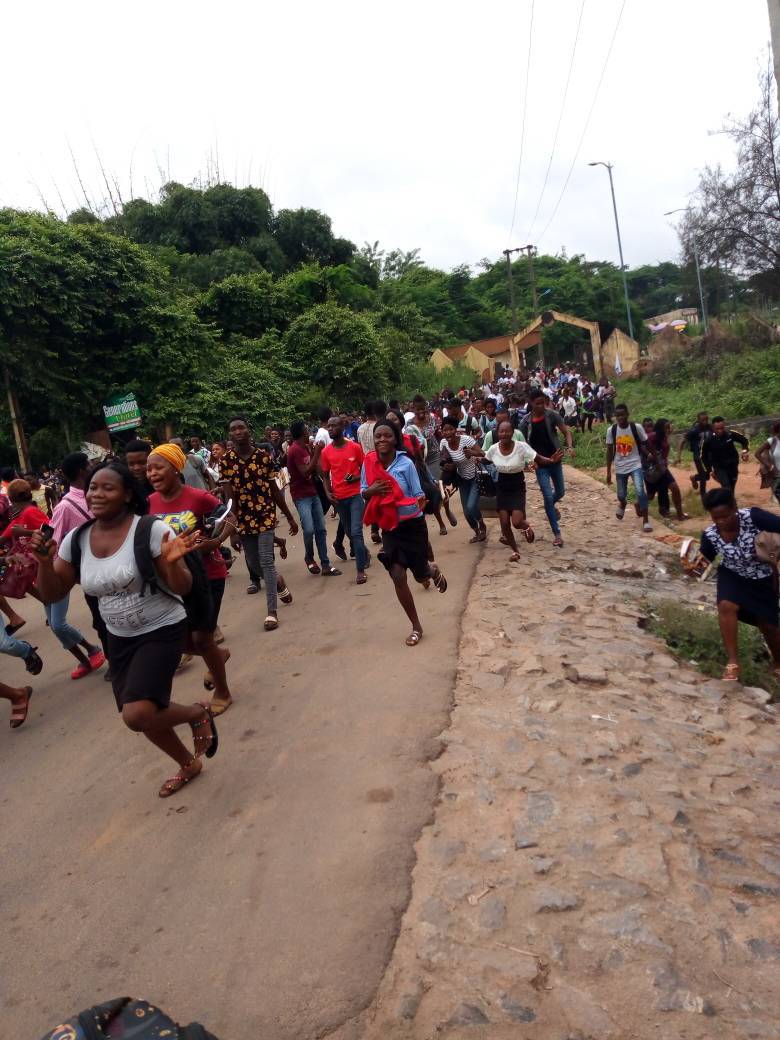 _tobiblack's tweet photo. Unrest in Ibadan Poly as Cultists Clash (Photos & Video)
#polytechnic #ibadanpoly #polytechnicibadan #polytechnic #education #cultist https://t.co/s4Q45g4wLt https://t.co/lZN3znaaPw