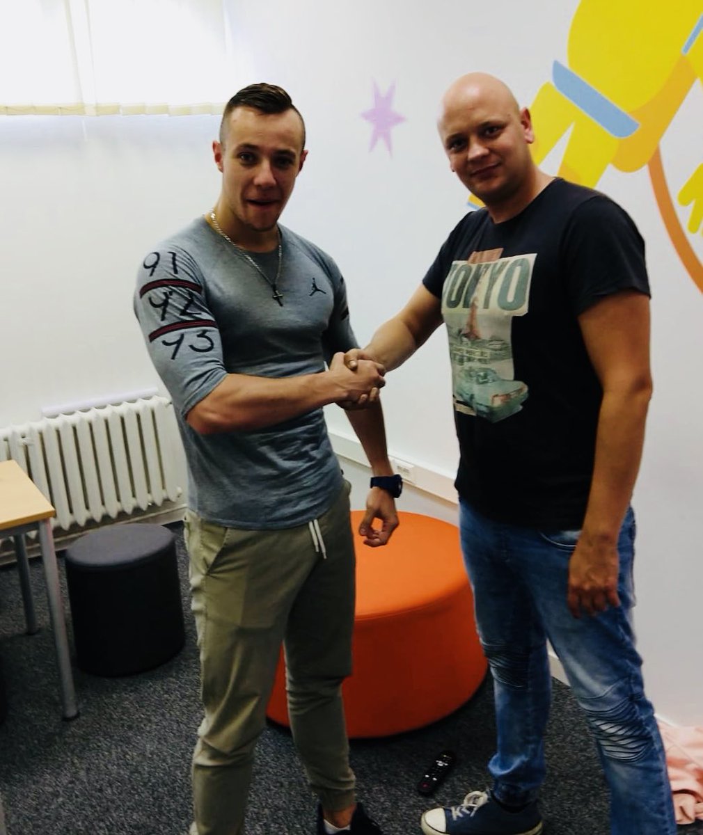 CTauzen's tweet photo. W #callcenterkatowice dbamy o to abyście czuli się dobrze 🍊🍊 Zwycięzcy kolejnej edycji konkursu #huawei wezmą udział w konferencji producenta na Bermudach! Gratulujemy #orangepolska #callcenter #telesales 🍊🍊💻💻🌴🌴🌴🌴 https://t.co/ACFYbthH05