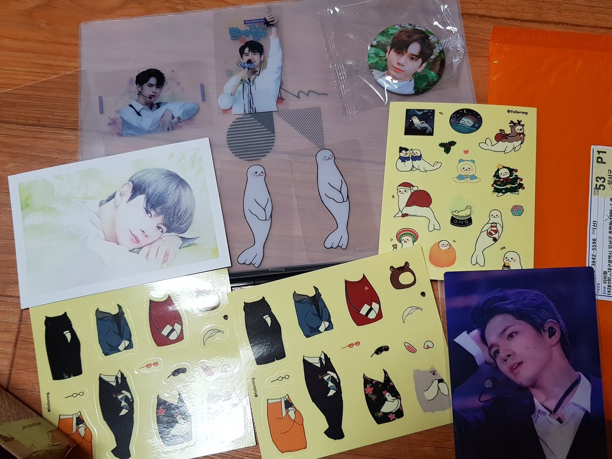 <a href="/twenty4_OSW/">스물넷 너에게</a> ㅠㅠㅠ 퇴근하자마자 팍팍 뜯어버렸어요... 특전 최고에요. 다 뽀작 큐티 쁘띠 프리티.. 너무 귀여워요.
물개옹이 한가득 하서 행복합니다 ㅠㅠ..
서포터 해주신다고 고생 많으셨습니다 ㅠㅠ 감사합니다!