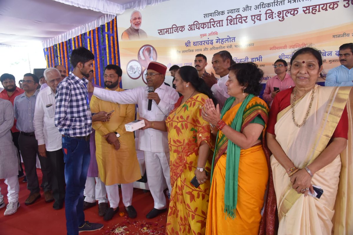 JKPatelGujarat's tweet photo. દિવ્યાંગજનો માટે વિનામૂલ્યે સાધન સહાય વિતરણ કાર્યક્રમ અંતર્ગત કેન્દ્રીય મંત્રી શ્રી થાવરચંદ ગેહલોત ના હસ્તે ૨૭૯૧ દીવ્યાંગજનો ને ૨ કરોડ ૨૦ લાખ ના ટ્રાઈસીકલ, વ્હીલચેર, હિયરીંગ એઇડ, એમ. આર. કીટ, કૃત્રિમ હાથ પગ, સ્માર્ટ ફોન, સ્માર્ટ સ્ટીક જેવા વિવિધ સાધનો નું વિતરણ.
#empowerdivyang https://t.co/AqrZu87G9f