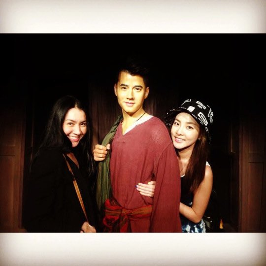 GGGmaii's tweet photo. ตั้งแต่ถ่ายกับหุ่นขี้ผึ้ง ไปดูพี่มากตอนฉายที่เกาหลีจนถ่ายแบบร่วมกัน ออกอีเว้นคู่กัน ถ่ายโฆษณาด้วยกันอีกตัว พี่ดัลก็ยังไม่เลิกหวีดพี่โอ้ รักมั่นคงเหลือเกิน 😂 https://t.co/jYTZiko816