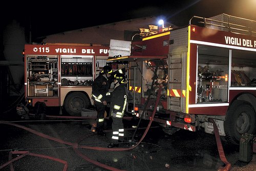 #INCENDIO IN UN'ABITAZIONE A #PALERMO, MORTO UN UOMO DI 74 ANNI.
QUESTE SONO LE SCENE DOVE I #VIGILIDELFUOCO DEVONO ASSISTERE TUTTI I GIORNI.
SECONDO VOI SI PUÒ CHIAMARE ABITAZIONE?
FORSE IL #GOVERNO DOVREBBE INTERVENIRE A SOSTENERE TUTTE QUESTE POVERE #FAMIGLIE ITALIANE