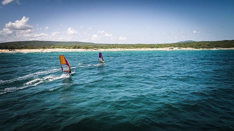 Wind2W's tweet image. Behind the scene with Akasha surf school! 

Sun, sea and a lot of hard work! 🌊🌊🌊 

Photo credit: Borislav 'Bobo' Kamilov

#PLASTICFREE #BLACKSEA #WIND2WIN #WIND2WINChallenge