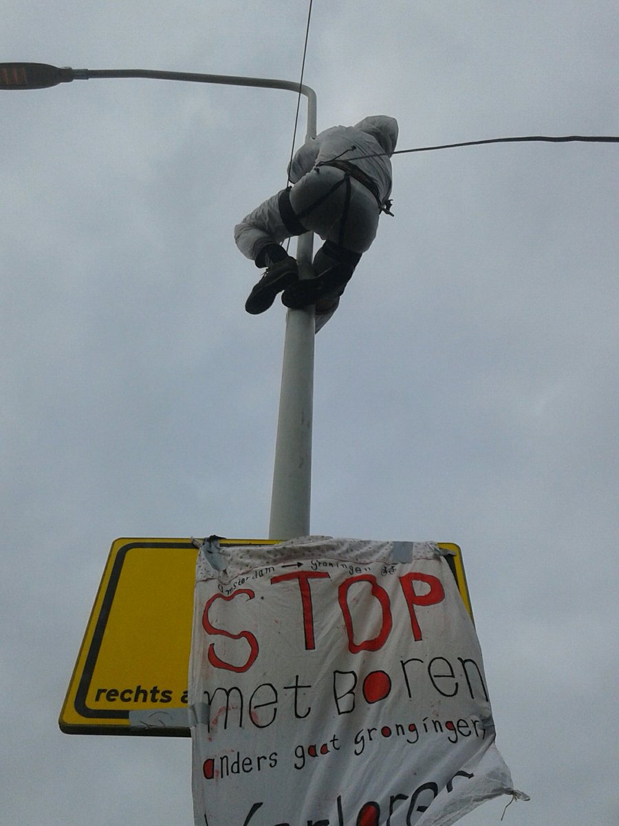 FistPurple's tweet photo. Putting up more banners @ #CodeRood https://t.co/W0X9OGfMFm