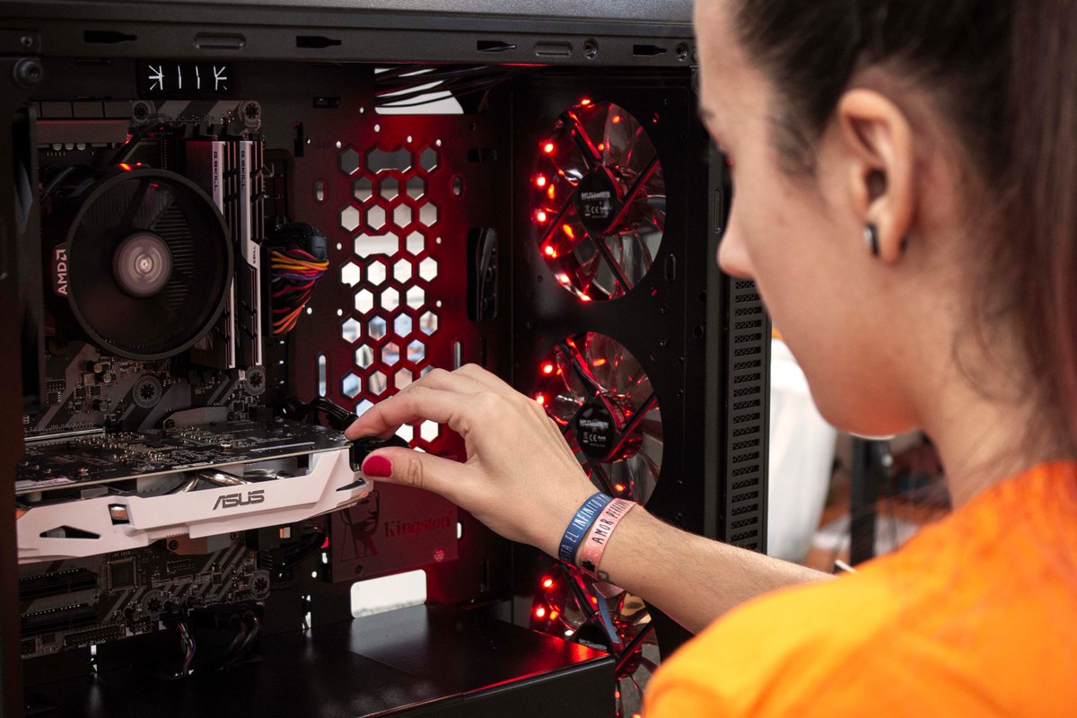 PcComponentesWS's tweet photo. Confía el montaje de tu PC a la carta a nuestros profesionales de Workshop y despreocúpate de incompatibilidades. Sólo encender y disfrutar! https://t.co/p7vQmNyuTH