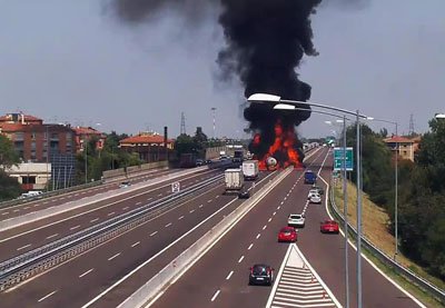 PromoGuidaBo's tweet photo. Venerdì 21 settembre #Bologna abbraccia #BorgoPanigale con una cena di strada con la comunità colpita dall'incidente sul raccordo autostradale, in collaborazione con #CucinePopolari e Centri sociali anziani #Ancescao.

Per maggiori informazioni ➡️https://t.co/BTXbLJM9PC https://t.co/thX6Rq3Swk