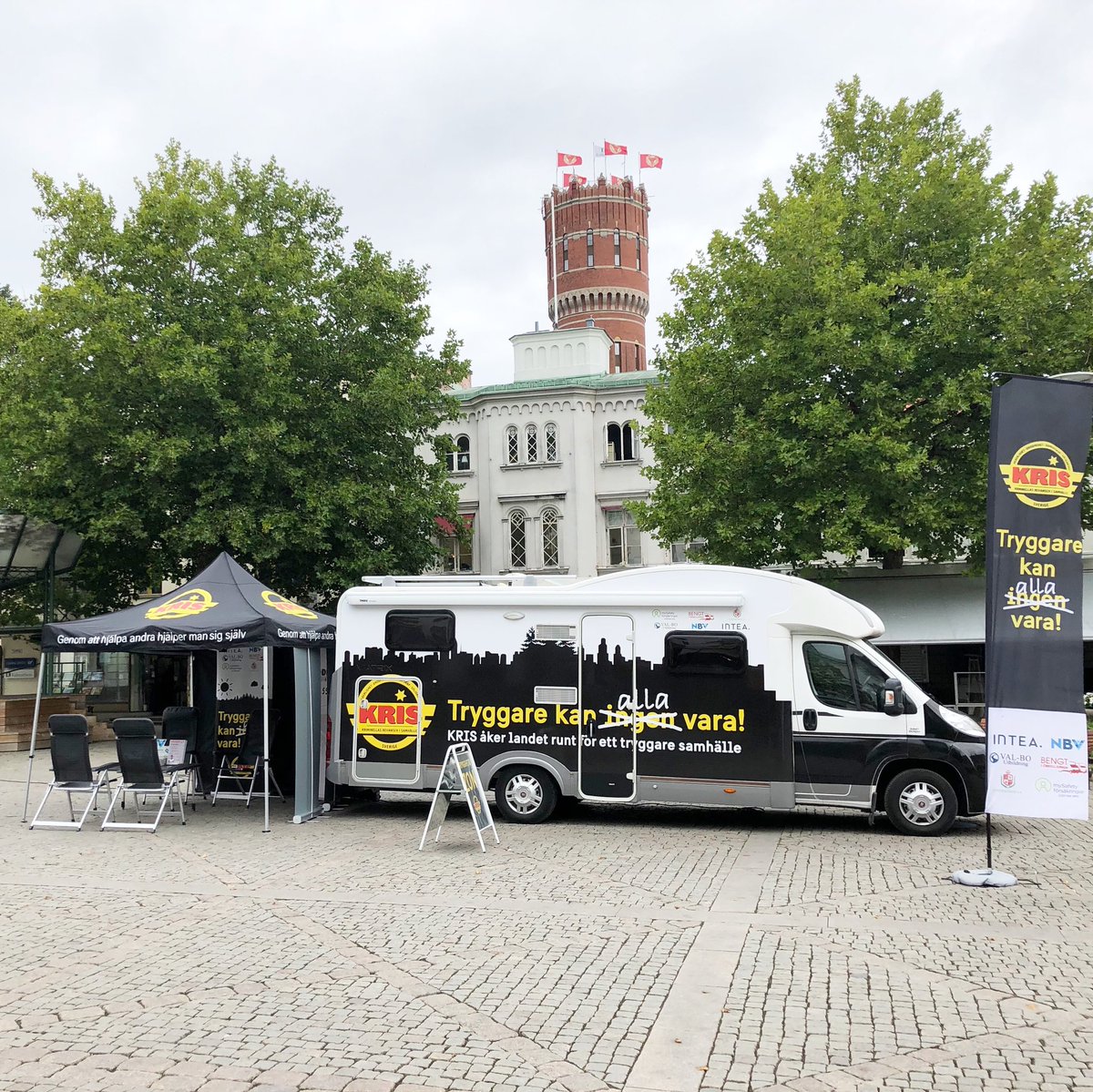 RIKSKRIS's tweet photo. KALMAR! Vi är här igen och söker dig som vill starta en ny förening här. Kom till Larmtorget och prata med oss idag. 

Varmt välkomna! 

#sidbyte #tryggaretillsammans #husbilsturne #kalmar #förening #ideellt https://t.co/i7OxgTeUqV