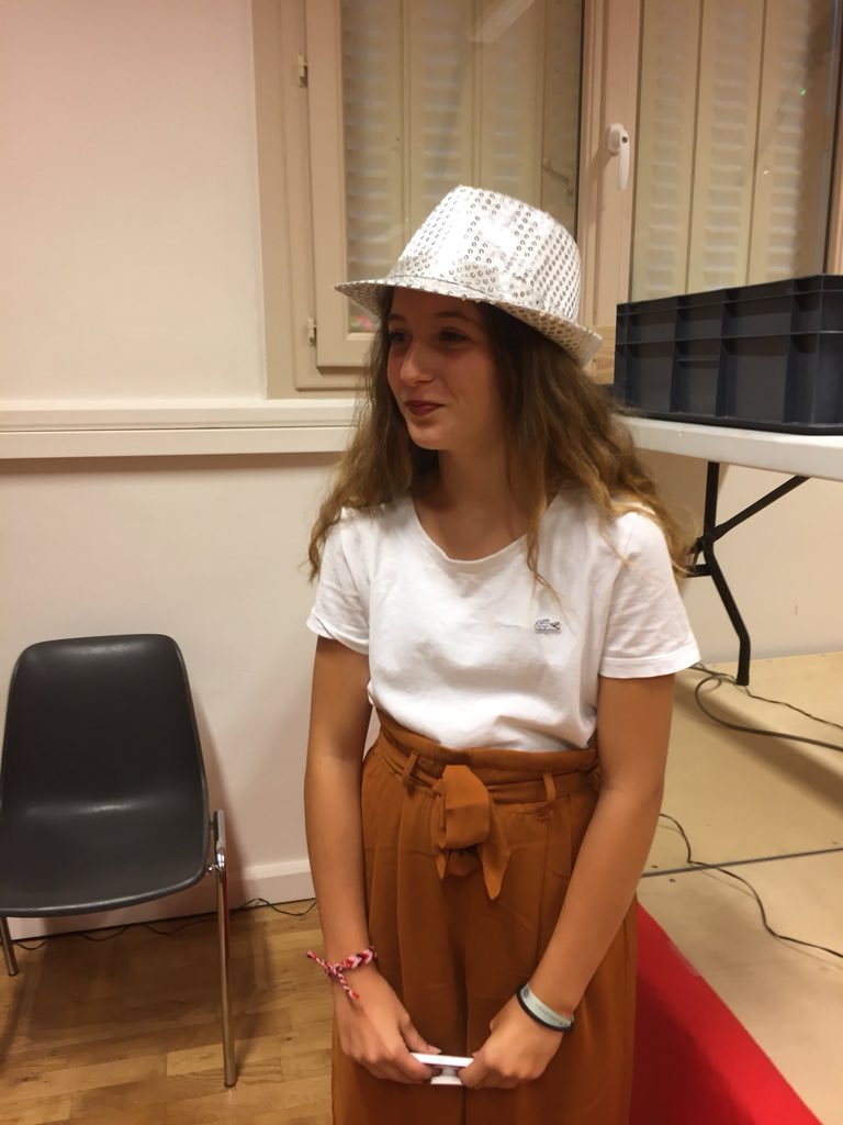 paulinetrst's tweet photo. Loulou a été aperçus à une soirée disco! Quel est belle avec son chapeau à sequins #loulouestchefrai #louloudisco https://t.co/s1cKLqPUWm