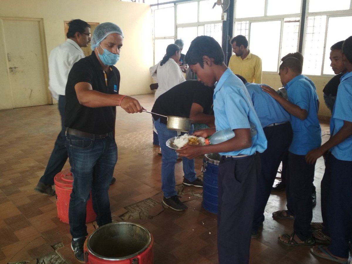 deepakvis's tweet photo. RT @NetAppIndia: Together with @AkshayaPatra Foundation @NetAppvolunteers work on the #ZeroHunger mission. Seen here serving mid-day meals and interacting with students during #NetAppVTO. @NetAppCulture #PartnersInChange https://t.co/UGkWZgbmSI
