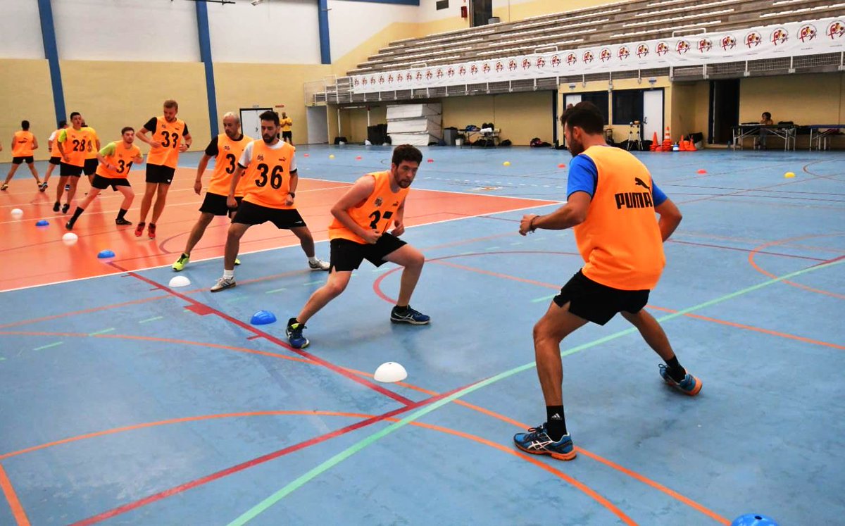 FCyLF's tweet photo. Alrededor de 200 árbitros de #CyL @fcylf , nacionales y regionales, participaron durante el mes de agosto en las reuniones de inicio de la temporada tanto para fútbol como fútbol sala 👉Ahora, es el turno de los colegiados provinciales 💪https://t.co/HRHykdstr6 https://t.co/st5ElBrfhP