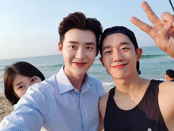 OfficialGMAHOA's tweet photo. BTS: Bae Suzy, Lee Jong Suk and Jung Hae In on the set of #WhileYouWereSleeping! Catch #WYWSWarning tonight on GMA Telebabad!
📷 https://t.co/l5jEiZC2M4 https://t.co/isY8NZaAw0