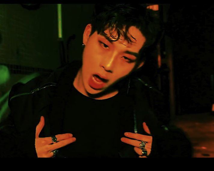 shownu_teeth's tweet photo. 2017                                         2018 https://t.co/NtWrILi4nc