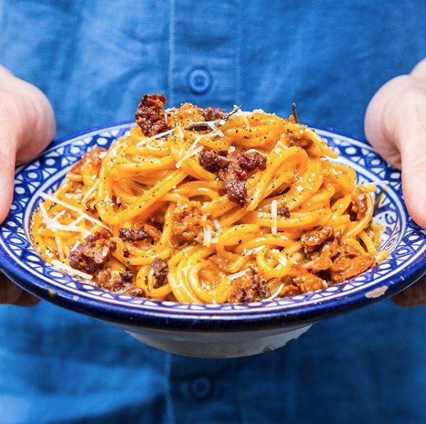 SourceMag's tweet image. We've been drooling over this @mobkitchenuk chorizo carbonara all morning 😍 get ready to re-do your shopping list because we're talking to Mob leader Ben Lebus about how it all started and the first #MobKitchen book 📚🌮buff.ly/2MUEkG5