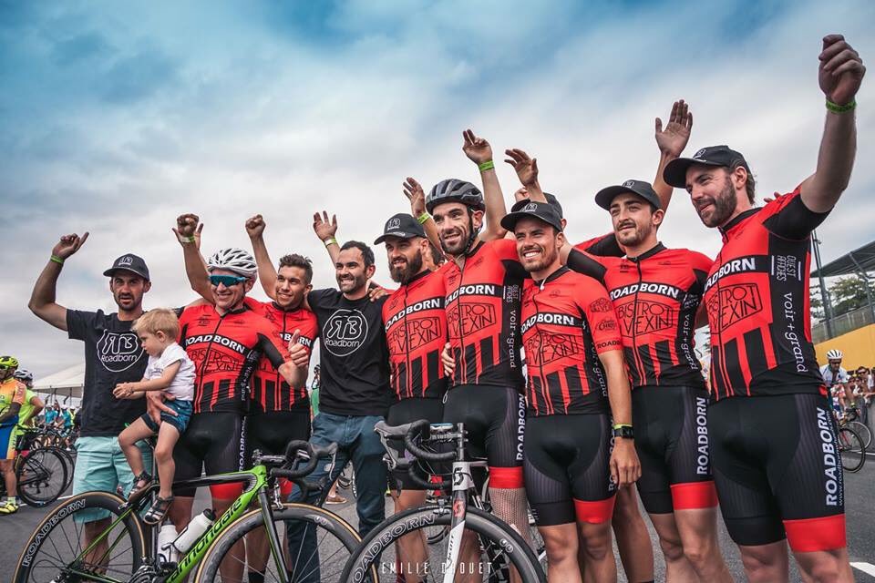 Roadbornwheels's tweet photo. Une bande de copain réuni autour d’un projet #roadborn #24hdumansvelo #raptor50 #rouecarbone #french #victoire #bike @tonyhurel72 @tferasse @julienguay72 @jordanlspe https://t.co/oBIXi9rUBm