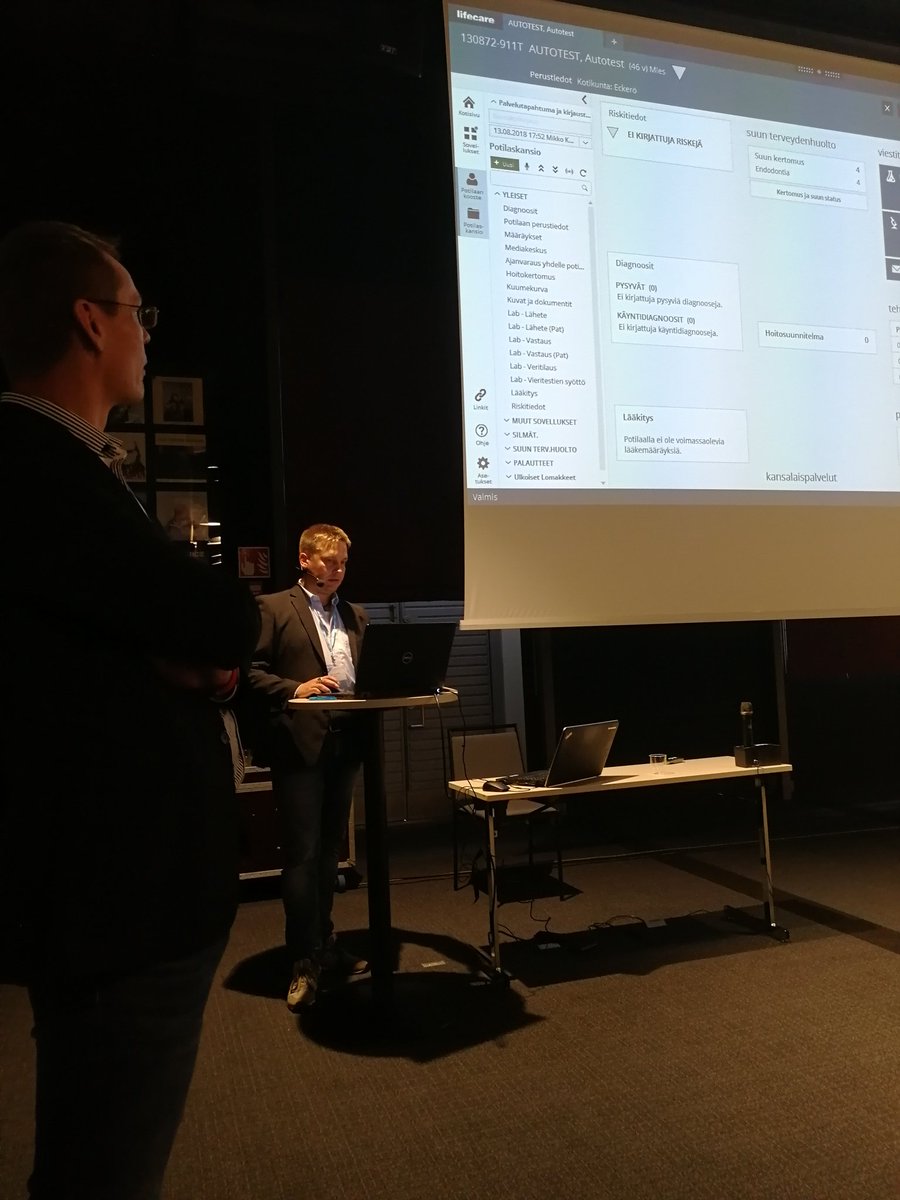 Matulainen's tweet photo. Henri Kuivala ja Tommi Kenakkala keskustelemassa suun terveydenhuollon tuotteesta ja uusista ominaisuuksista #pääkäyttäjäforum #tietolifecare #tietolife https://t.co/umvPx1ynsG