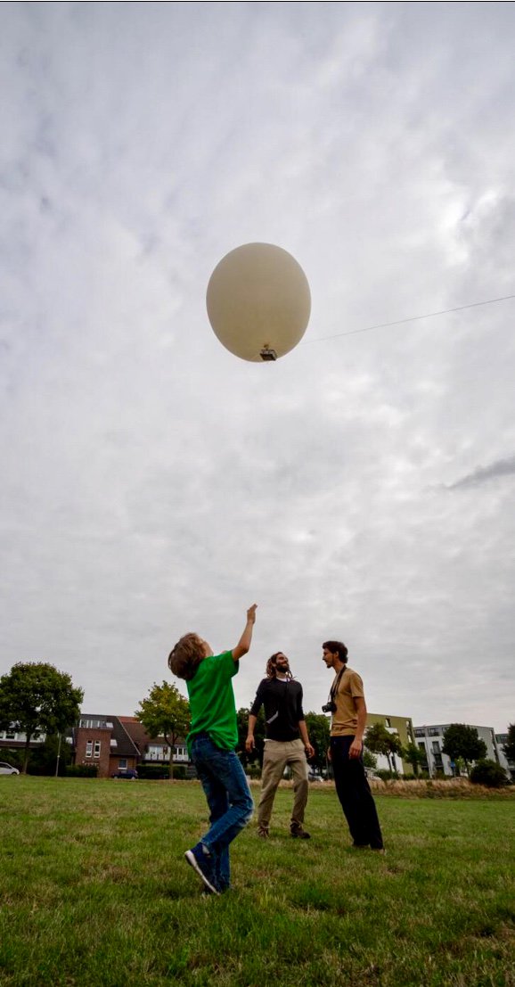 SenseBox_De's tweet photo. Der große Finaltag vom #senseBox #Hackathon mit Testflug und Vorstellung der #Projektideen. Die Jury @DLR_de, @items_GmbH, @hansaluftbild und KiMM e.V. entschied: Gewinner des Stratosphärenflugs (13.10) ist SET mit der Sonde zum Erforschen der Trockenheit. Wir gratulieren 👏 https://t.co/SAwE4rOKHF