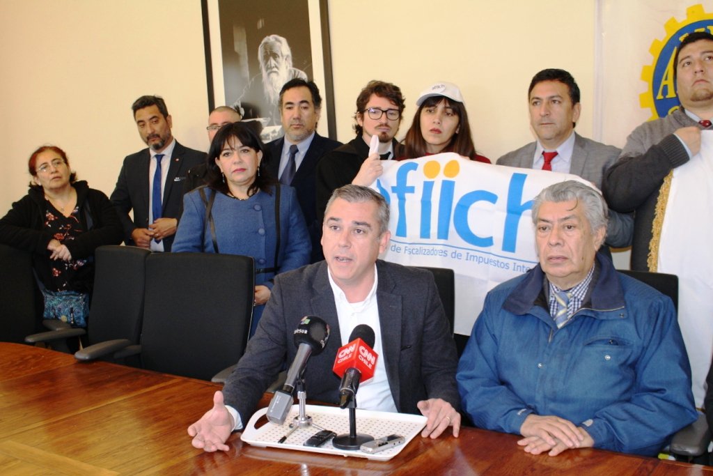 aneiich's tweet photo. En conferencia de prensa realizada en la sede de ANEF, ANEIICH y AFIIICH ratificaron el llamado a Paro Nacional de Impuestos Internos para este miércoles 29 de agosto. La medida es en rechazo al proyecto de ley de modernización tributaria. #NoalaContrarreformaTributaria #ParoSII https://t.co/4HglgPtO5o