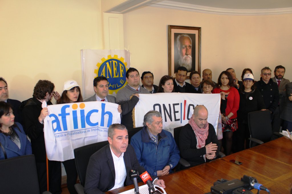 aneiich's tweet photo. En conferencia de prensa realizada en la sede de ANEF, ANEIICH y AFIIICH ratificaron el llamado a Paro Nacional de Impuestos Internos para este miércoles 29 de agosto. La medida es en rechazo al proyecto de ley de modernización tributaria. #NoalaContrarreformaTributaria #ParoSII https://t.co/4HglgPtO5o