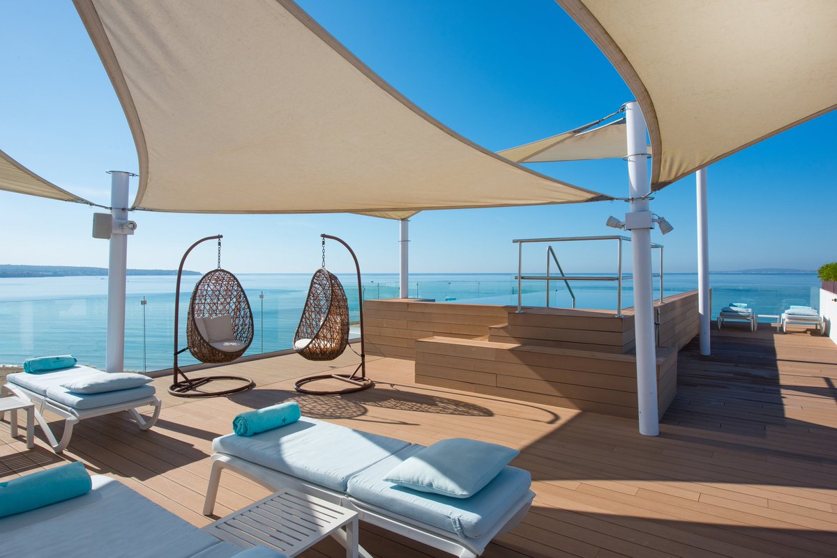IberostarClub's tweet photo. Enjoy the #Mediterranean views from a very modern and stylish rooftop Star Prestige. This chill out solarium for adults only will seduce you with its panoramic views over Bahía de Palma 🌴 https://t.co/fq1cKhUKKJ