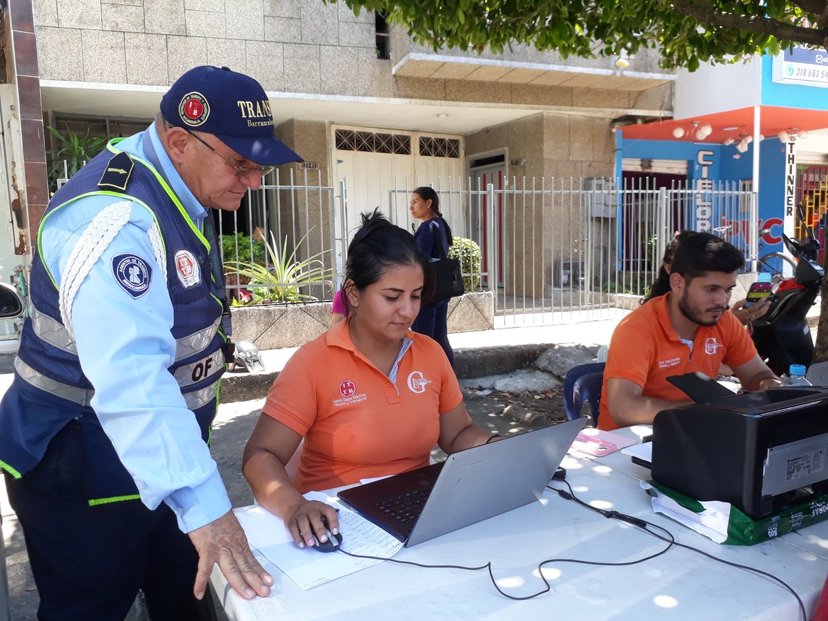 TransitoBmeja's tweet photo. Dentro de los operativos de control realizados sobre la Calle 50 con Cra 27, las unidades de tránsito inmovilizaron 3 motocicletas por la falta de documentación del vehículo. El llamado para los conductores es mantener vigente la documentación y así evitar sanciones. https://t.co/x0CAUrUfv6