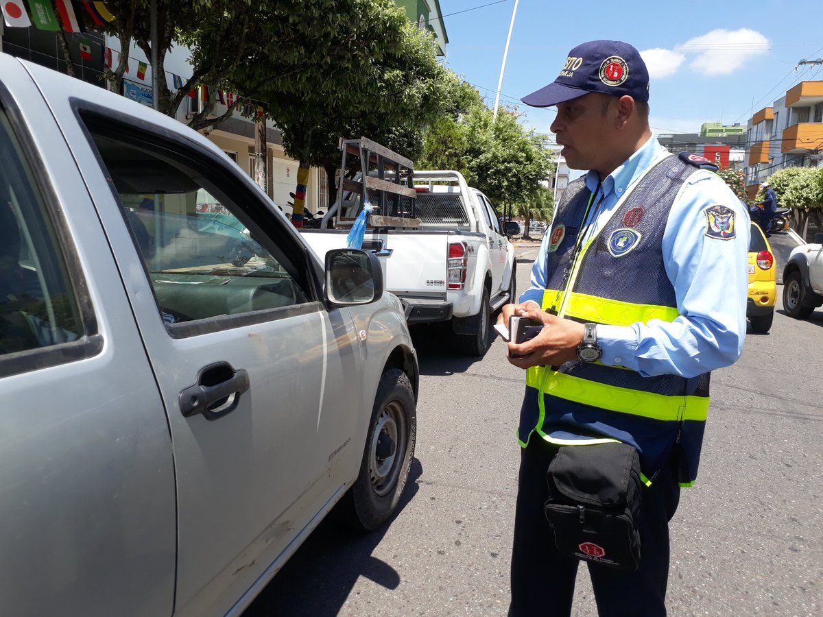 TransitoBmeja's tweet photo. Dentro de los operativos de control realizados sobre la Calle 50 con Cra 27, las unidades de tránsito inmovilizaron 3 motocicletas por la falta de documentación del vehículo. El llamado para los conductores es mantener vigente la documentación y así evitar sanciones. https://t.co/x0CAUrUfv6