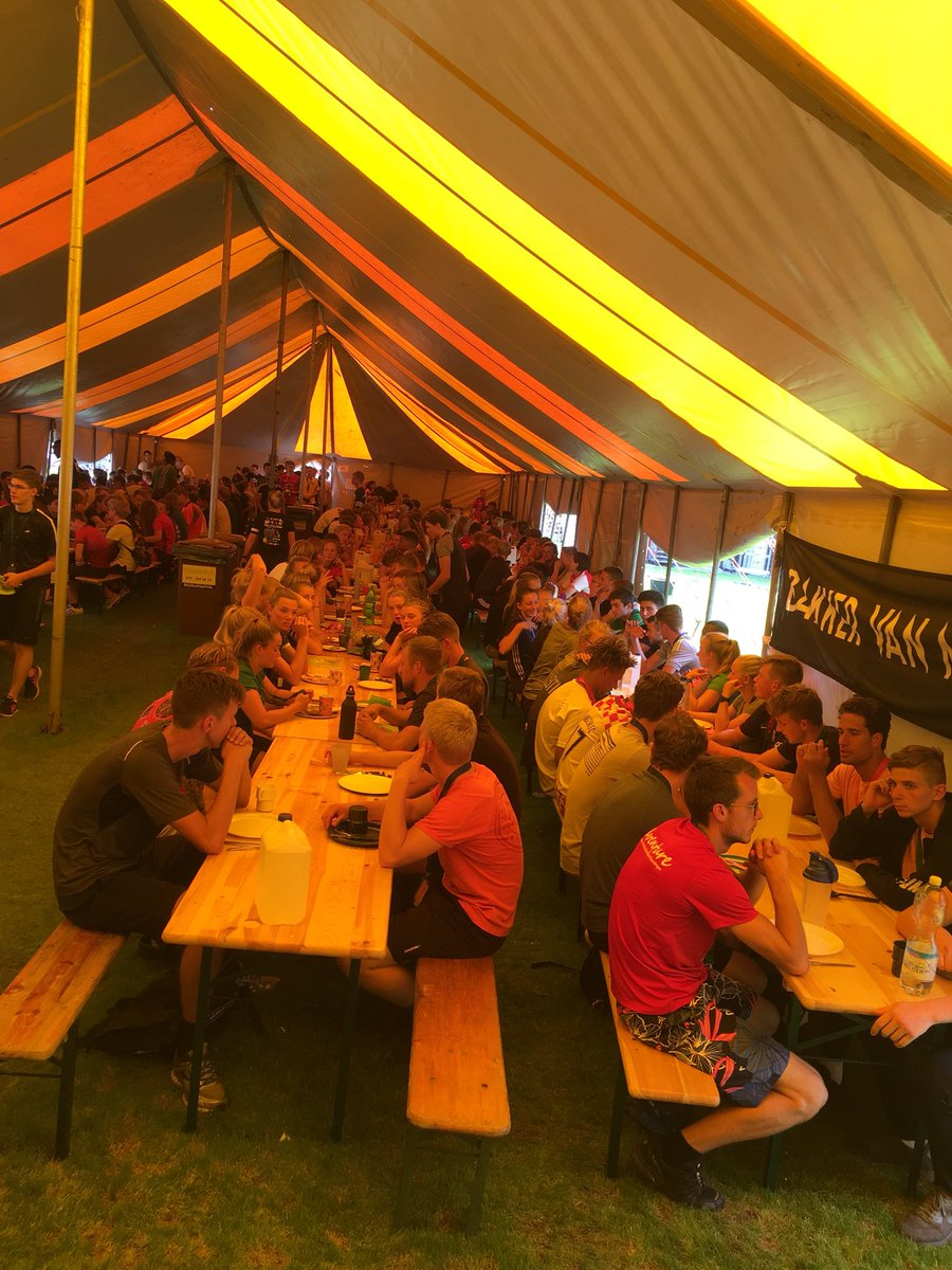 SportmngtHHS's tweet image. Studenten van Sportkunde, International Sport Management en de HALO (380) genieten van hun diner tijdens #intro2018 @dehaagse