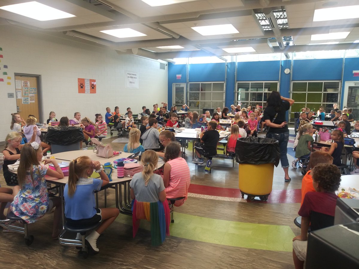 GitlerJack's tweet photo. Another great group showing their Best Bulldog Behavior during lunch! @ByronCenterPS #brownrocks https://t.co/6iNiXEbBH3