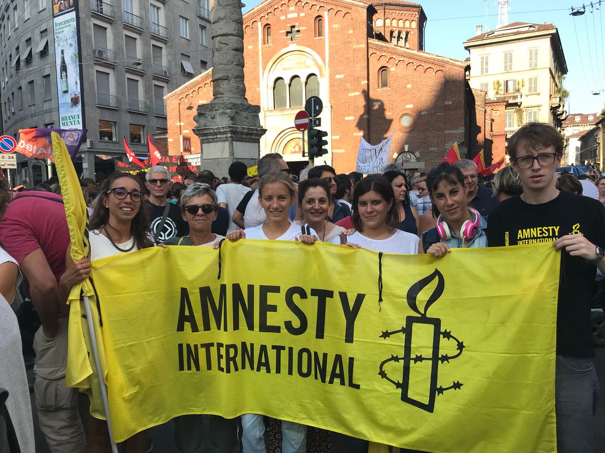 amnestyitalia's tweet photo. Presenti a #Milano per una #EuropaSenzaMuri. 
Chiediamo ai leader europei un sistema di accoglienza equo e la creazione di canali umanitari per chi fugge da fame e guerre. https://t.co/Kc7PpUqQVp