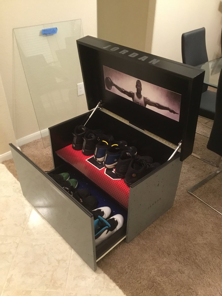 Sneakerhead Shoebox (@GiantShoeBox 