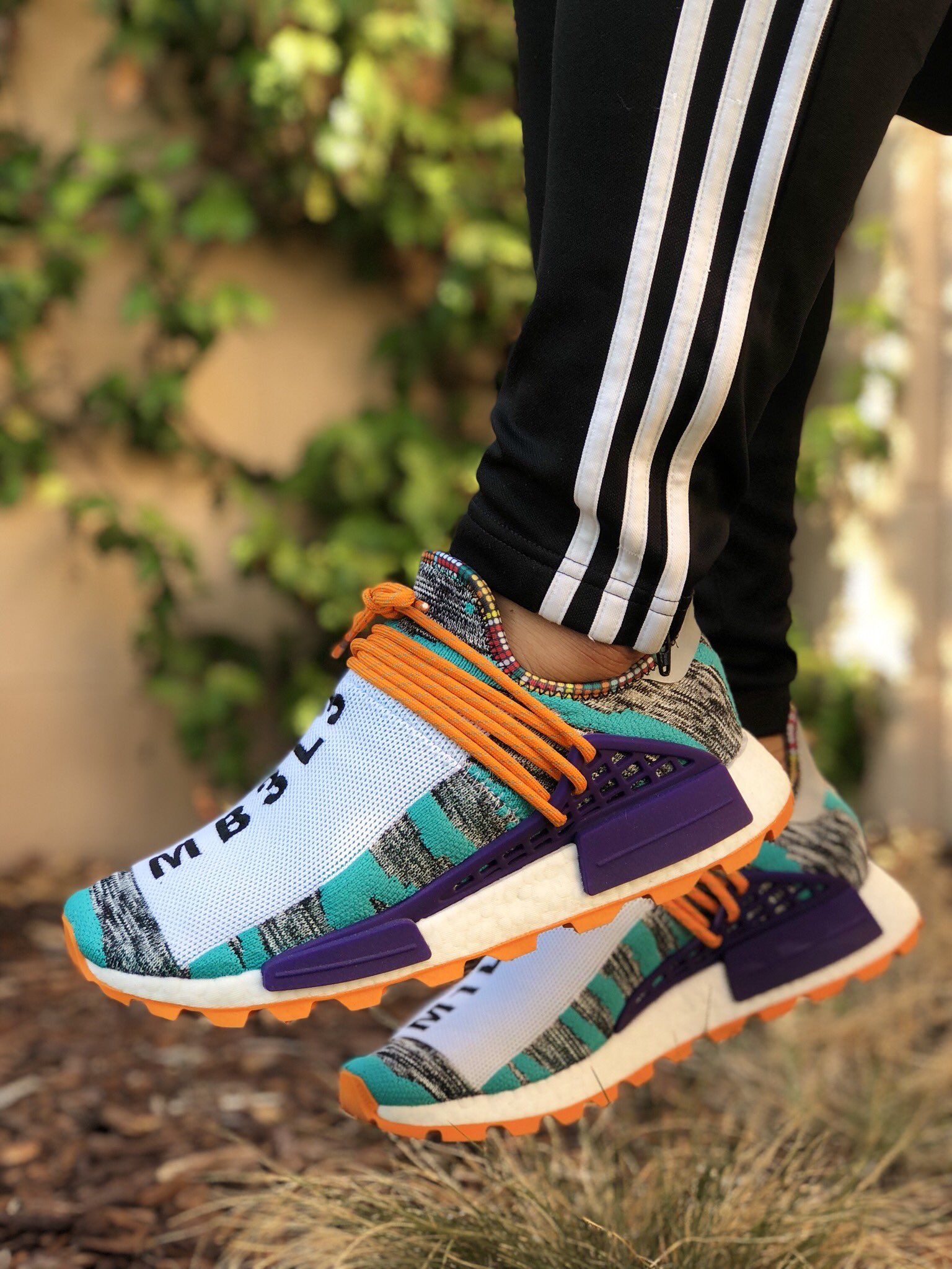 Mencionar Conclusión híbrido E d d i e on Twitter: "F O R E V E R F O R W A R D Pharrell Solar Hu NMD “ M1L3L3 MB3L3” Aqua/Orange /// @AdidasOriginals #SolarHuNMD #OriginalsOnly  https://t.co/hadt32yNZp" / Twitter