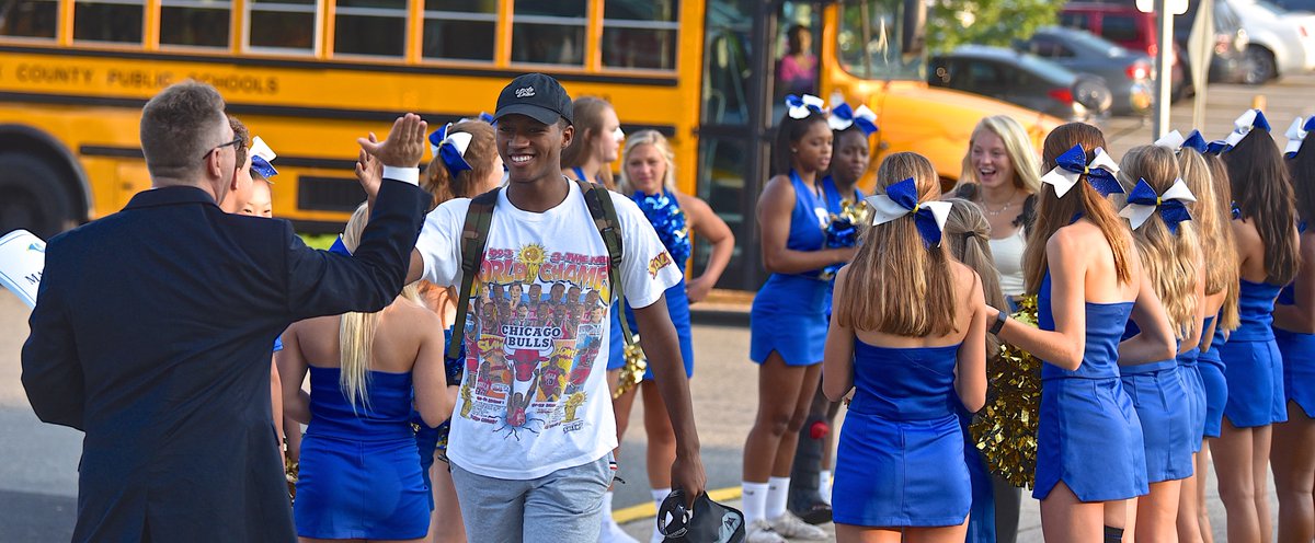 Ram_Snaps's tweet image. First day back at Robinson.  Thanks Staff, Cheer, Drumline, SGA and others for welcoming everybody back!  #firstdayfairfax @RobinsonBands @JWRcheer @Robinson_SGA