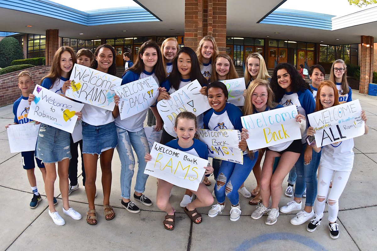 Ram_Snaps's tweet image. First day back at Robinson.  Thanks Staff, Cheer, Drumline, SGA and others for welcoming everybody back!  #firstdayfairfax @RobinsonBands @JWRcheer @Robinson_SGA