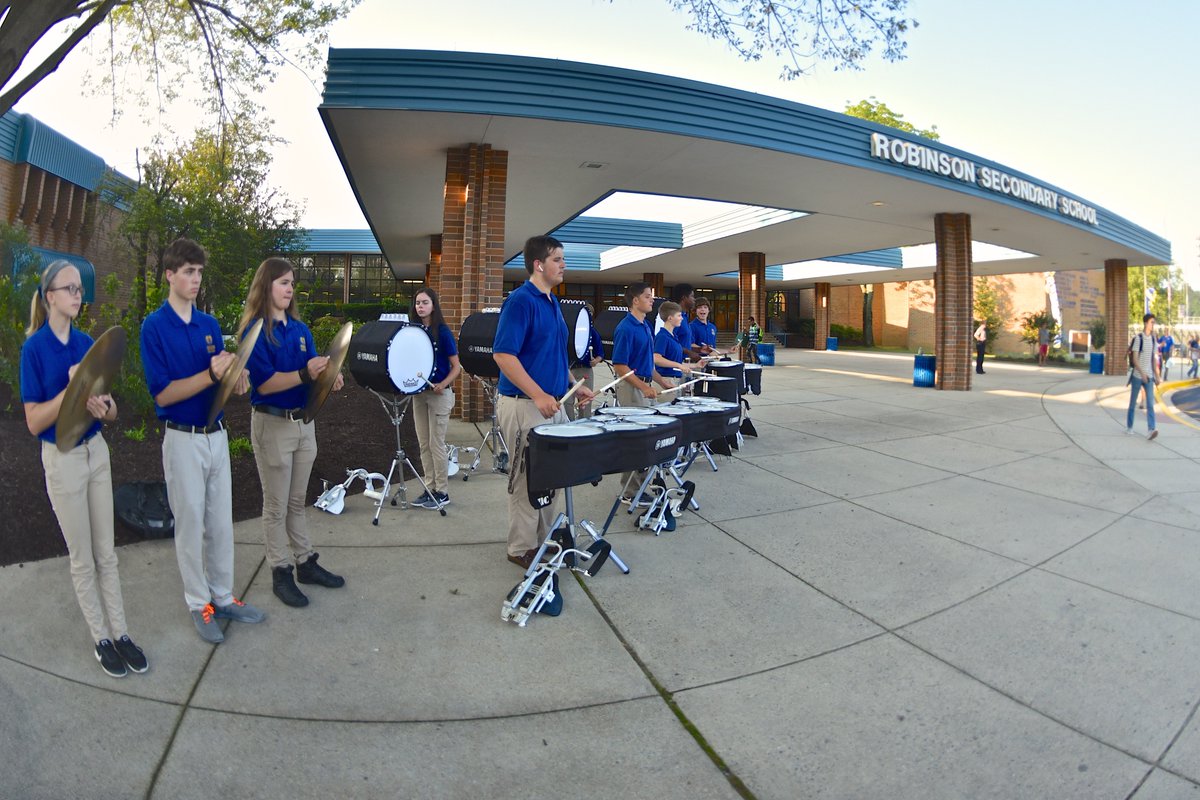 Ram_Snaps's tweet image. First day back at Robinson.  Thanks Staff, Cheer, Drumline, SGA and others for welcoming everybody back!  #firstdayfairfax @RobinsonBands @JWRcheer @Robinson_SGA